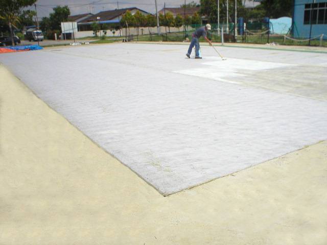 tennis fibre court 3 : More layers of coating are applied